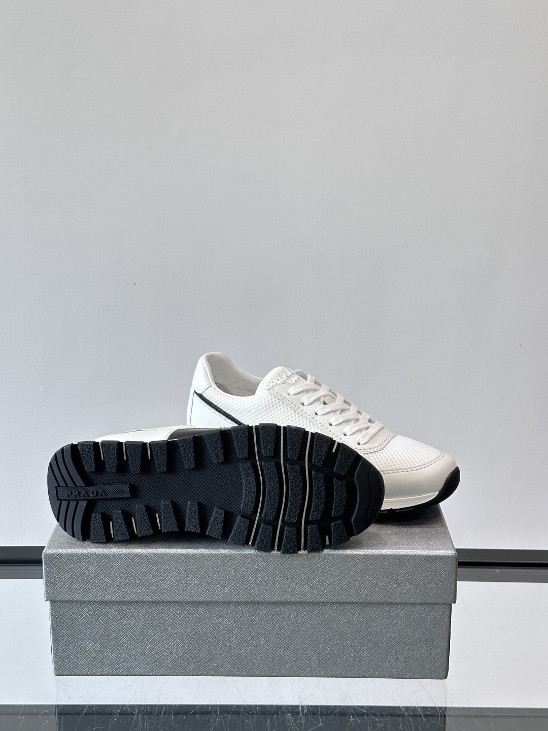 Prad*普拉达新品男士高端运动鞋，这款运动鞋休闲百搭，选用头层牛皮打造，橡胶大底，脚感非常舒适，运用柔