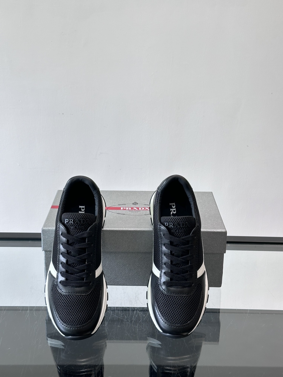 Prad*普拉达新品男士高端运动鞋，这款运动鞋休闲百搭，选用头层牛皮打造，橡胶大底，脚感非常舒适，运用柔