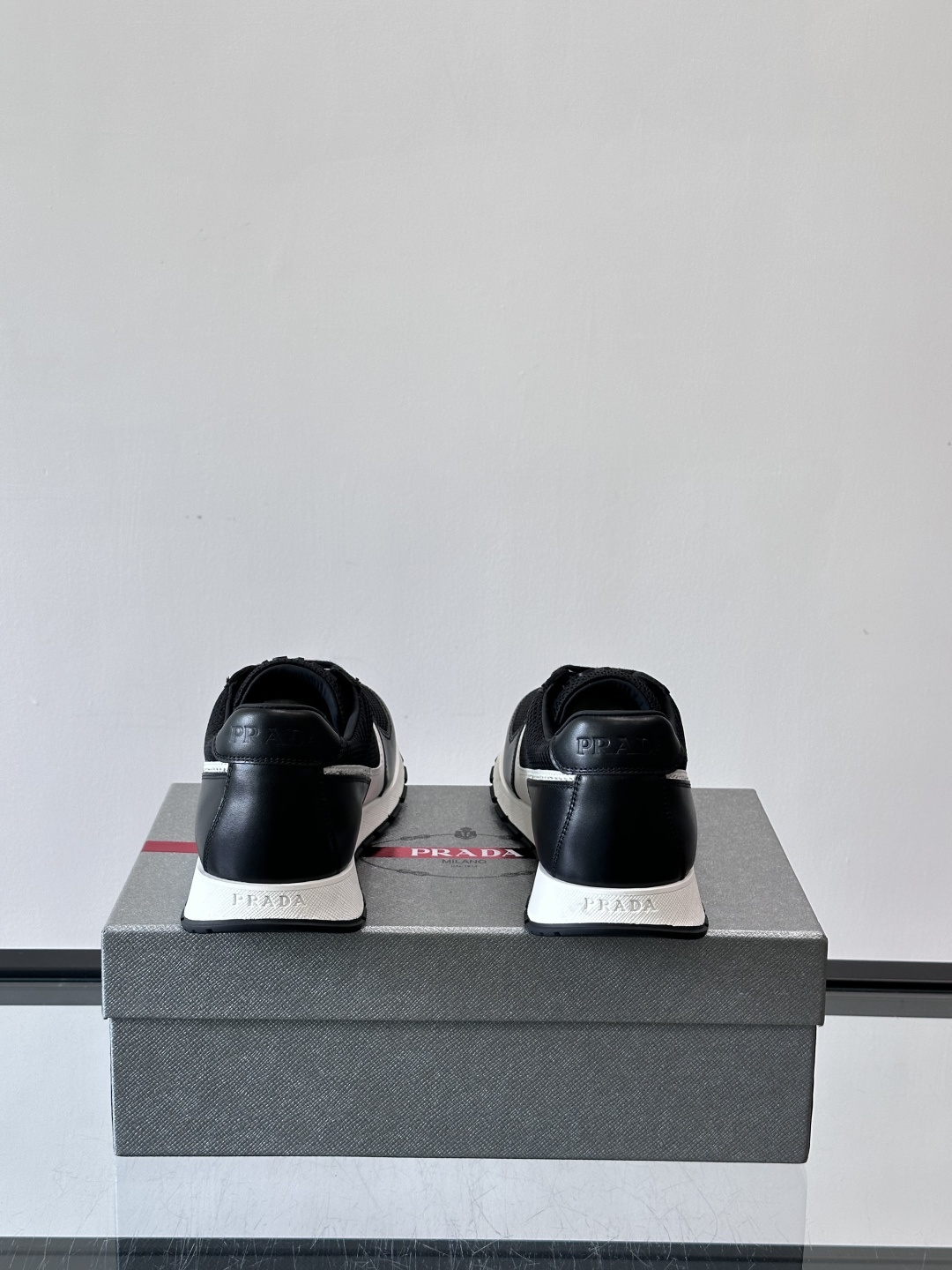 Prad*普拉达新品男士高端运动鞋，这款运动鞋休闲百搭，选用头层牛皮打造，橡胶大底，脚感非常舒适，运用柔