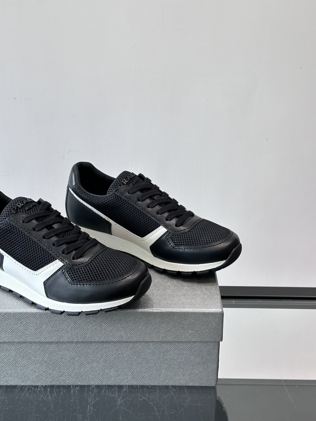 Prad*普拉达新品男士高端运动鞋，这款运动鞋休闲百搭，选用头层牛皮打造，橡胶大底，脚感非常舒适，运用柔