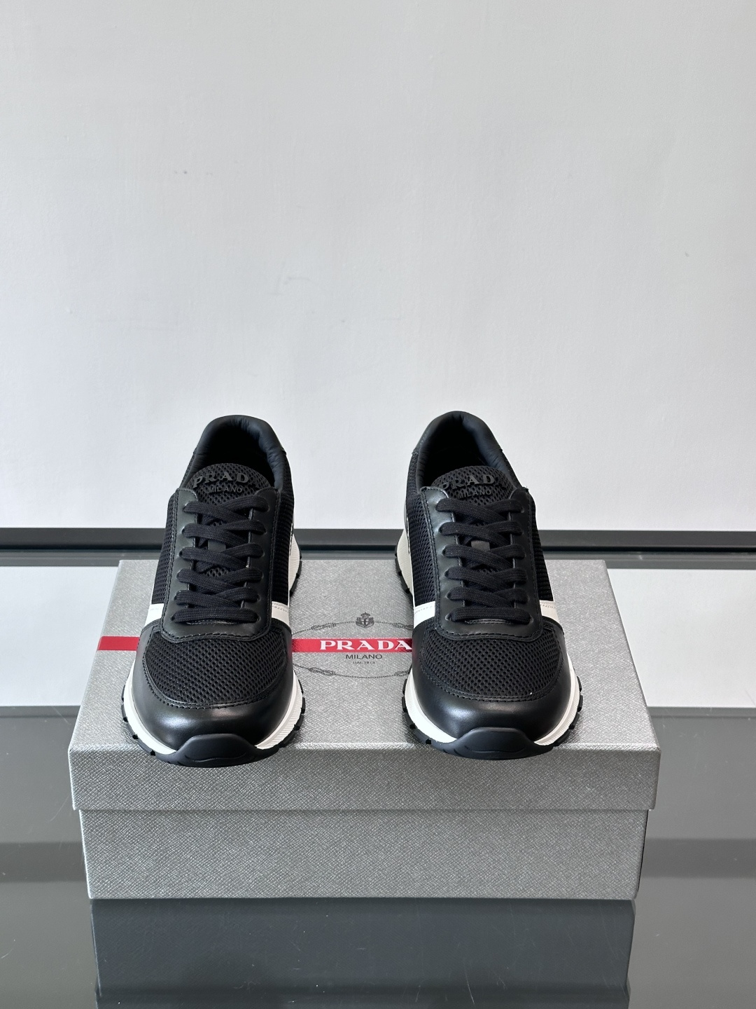 Prad*普拉达新品男士高端运动鞋，这款运动鞋休闲百搭，选用头层牛皮打造，橡胶大底，脚感非常舒适，运用柔