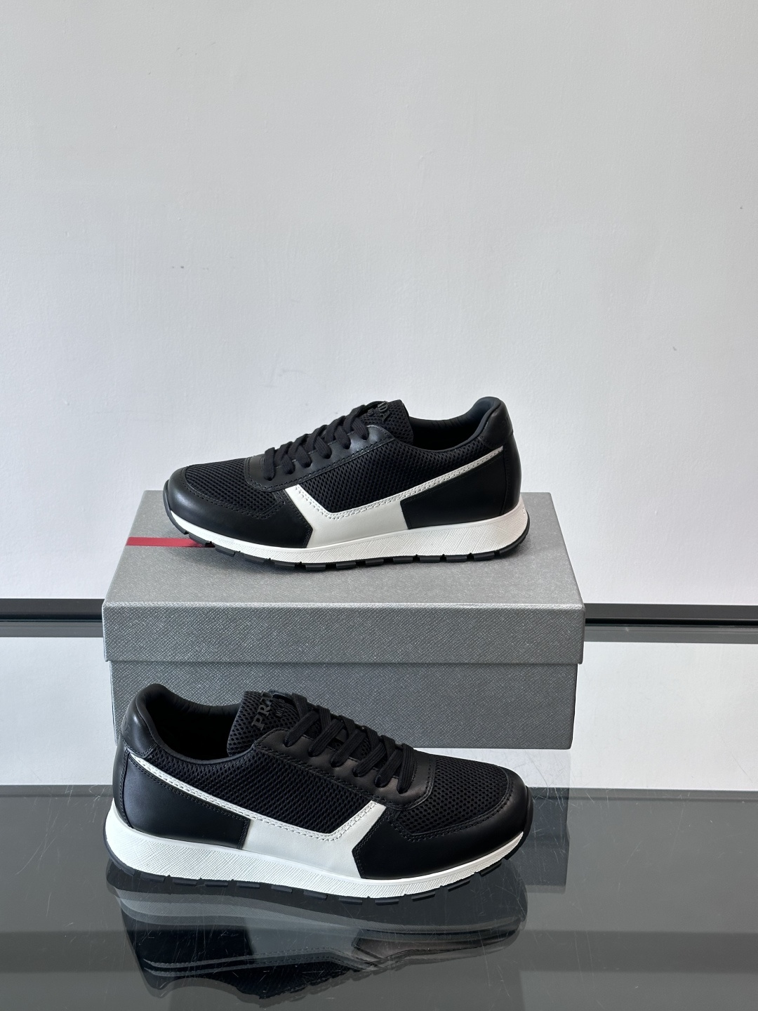 Prad*普拉达新品男士高端运动鞋，这款运动鞋休闲百搭，选用头层牛皮打造，橡胶大底，脚感非常舒适，运用柔