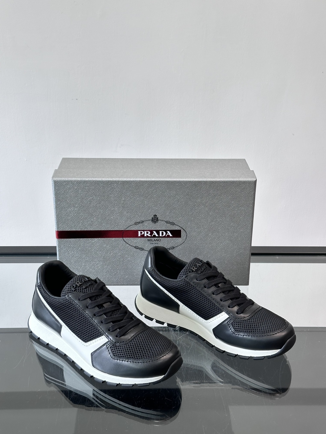 Prad*普拉达新品男士高端运动鞋，这款运动鞋休闲百搭，选用头层牛皮打造，橡胶大底，脚感非常舒适，运用柔