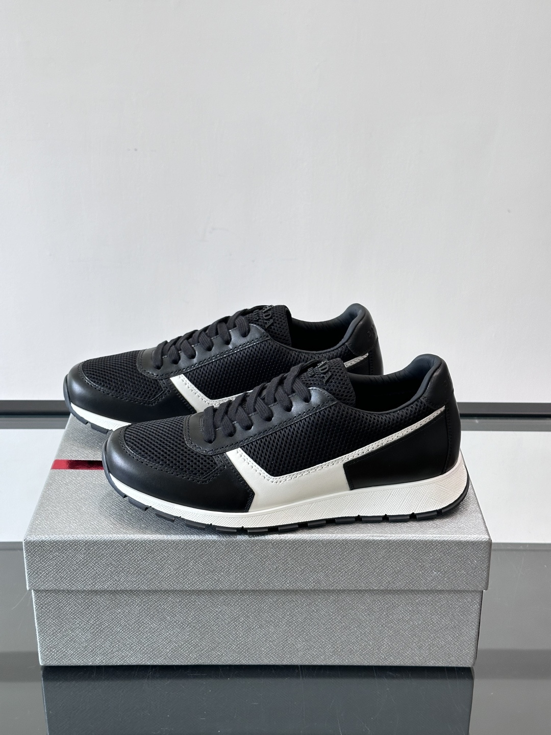 Prad*普拉达新品男士高端运动鞋，这款运动鞋休闲百搭，选用头层牛皮打造，橡胶大底，脚感非常舒适，运用柔