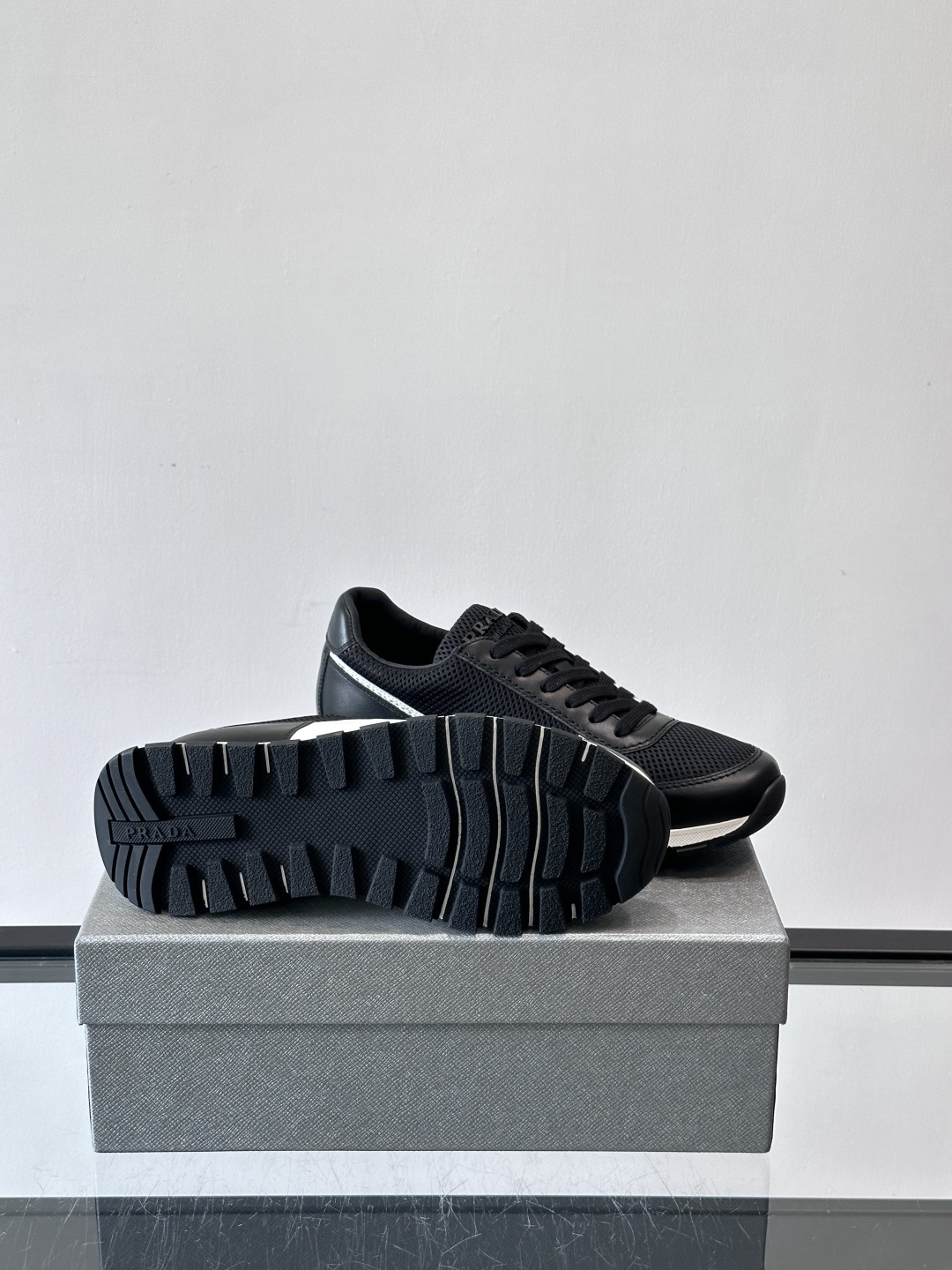 Prad*普拉达新品男士高端运动鞋，这款运动鞋休闲百搭，选用头层牛皮打造，橡胶大底，脚感非常舒适，运用柔