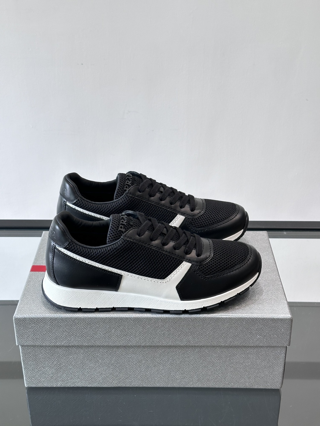 NO:558026,Prad* Prada's new men's high-end sports shoes, these sports shoes are casual and versatile. They are made of top-grain cowhide and have a rubber outsole that feels very comfortable. It uses soft and simple lines to outline a sporty silhouette. The sole is light and stable, with the iconic enameled triangle metal logo, and the tongue is decorated with an embossed effect screen-printed logo, showing its unique charm. ,size39-45,,prada,prada,sneakers,cowhide19860909Prad*普拉达新品男士高端运动鞋,这款运动鞋休闲百搭,选用头层牛皮打造,橡胶大底,脚感非常舒适,运用柔和简洁的线条勾勒出运动风廓形.鞋底轻盈而稳固,带有标志性的涂珐琅三角形金属徽标,鞋舌饰有压花效果丝网印花徽标,彰显别具一格的魅力. ,size39-45,,prada,prada,sneakers,cowhide,Men's shoes