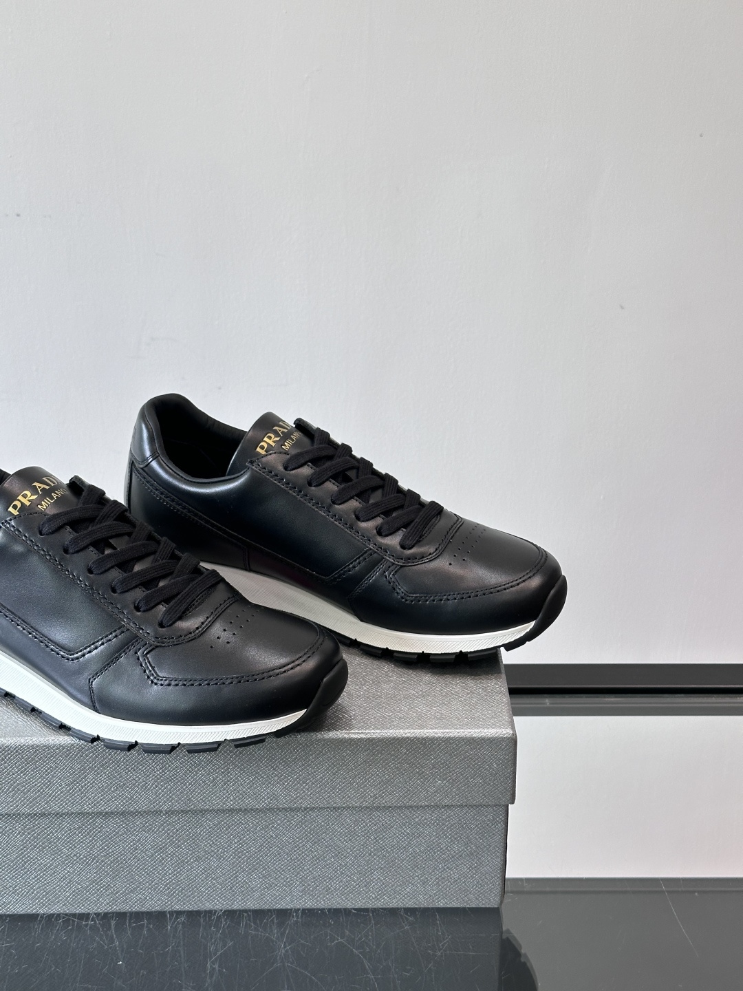Prad*男士新款柔软皮革休闲运动鞋，这款运动鞋采用牛皮打造，皮质柔软细腻，纹理自然，提升透气性能，外侧