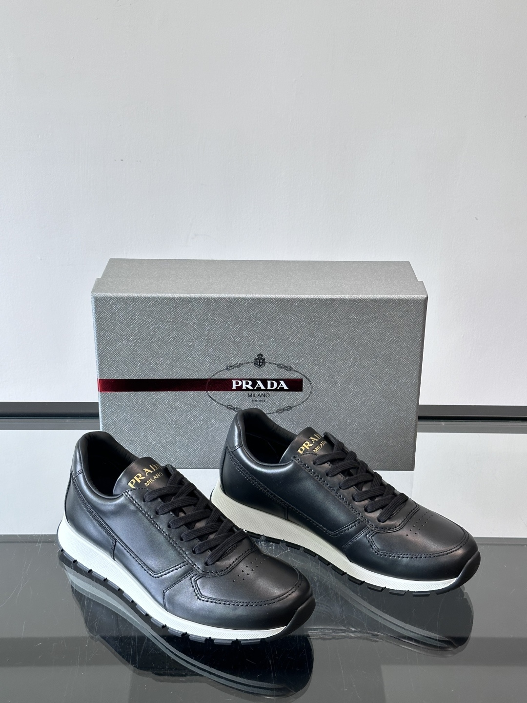 Prad*男士新款柔软皮革休闲运动鞋，这款运动鞋采用牛皮打造，皮质柔软细腻，纹理自然，提升透气性能，外侧