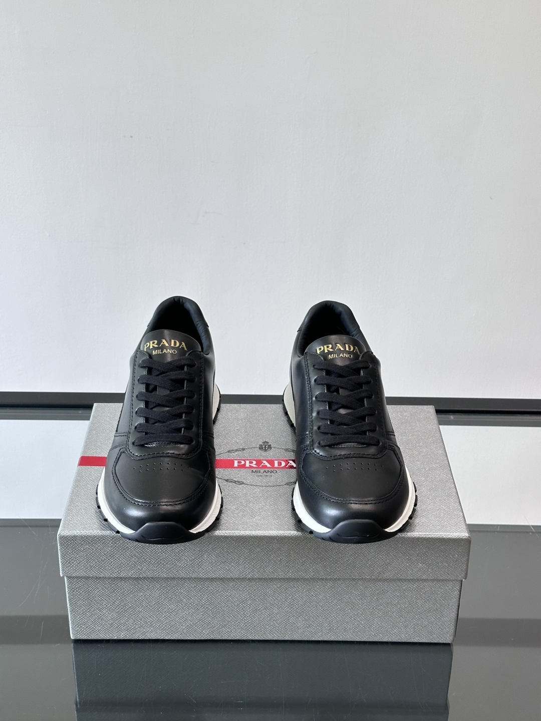 Prad*男士新款柔软皮革休闲运动鞋，这款运动鞋采用牛皮打造，皮质柔软细腻，纹理自然，提升透气性能，外侧