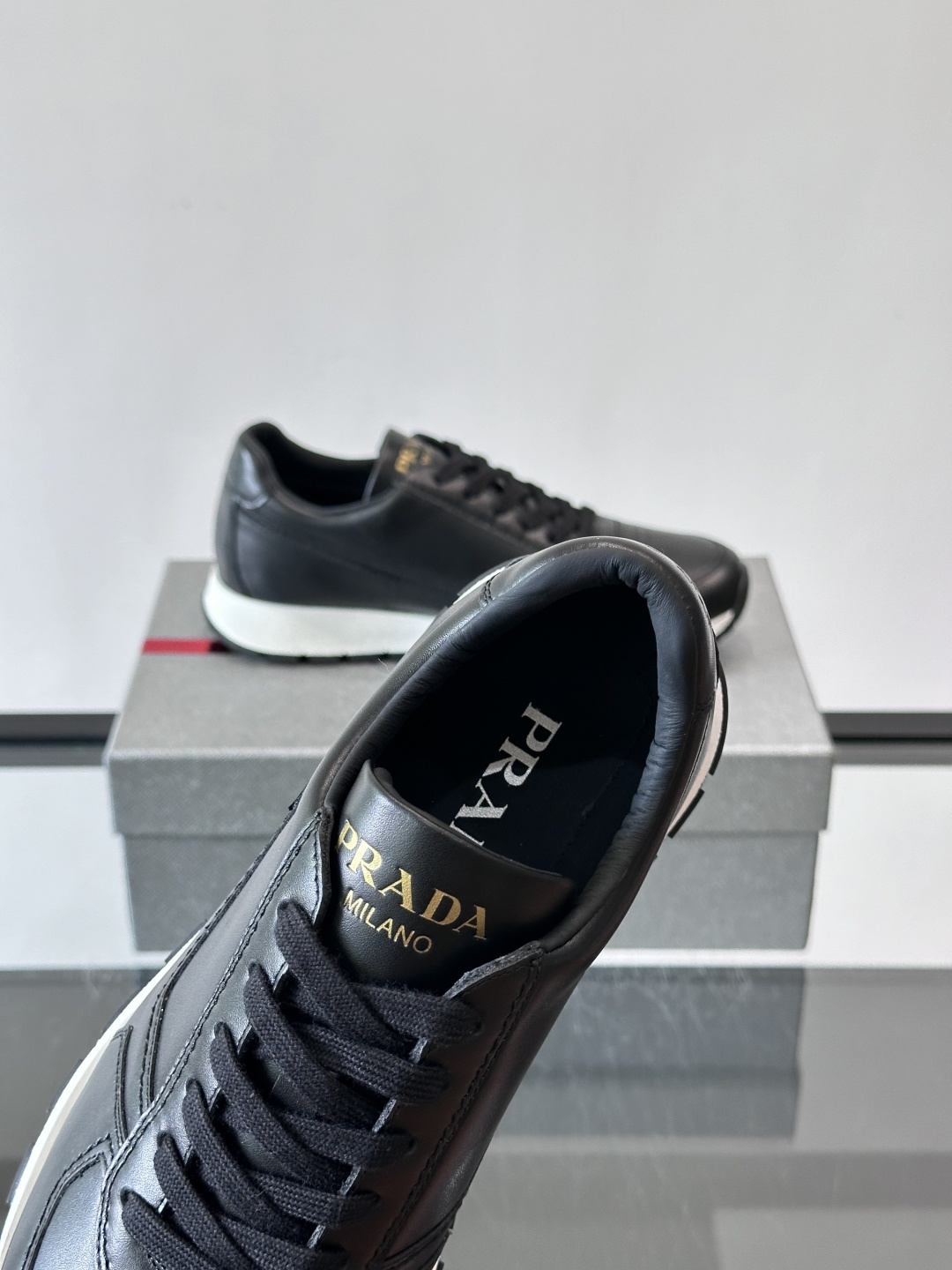 Prad*男士新款柔软皮革休闲运动鞋，这款运动鞋采用牛皮打造，皮质柔软细腻，纹理自然，提升透气性能，外侧