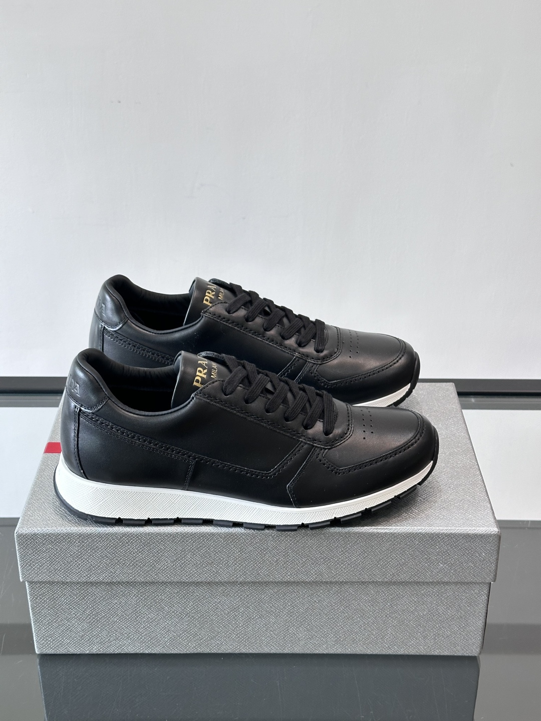 Prad*男士新款柔软皮革休闲运动鞋，这款运动鞋采用牛皮打造，皮质柔软细腻，纹理自然，提升透气性能，外侧