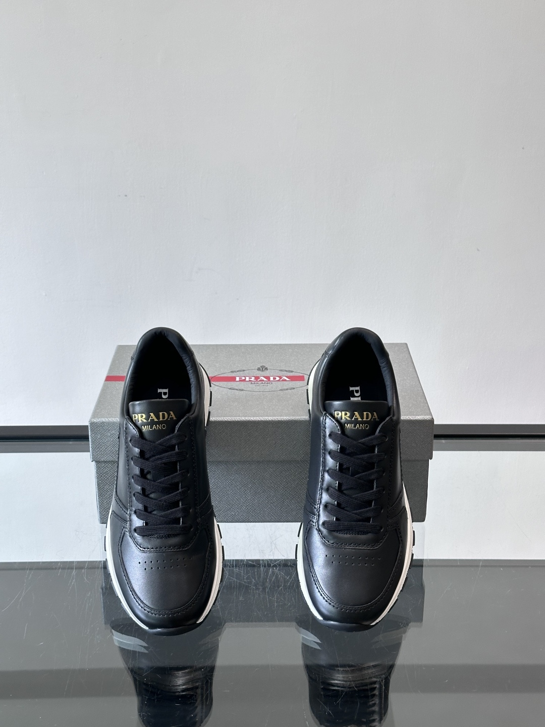 Prad*男士新款柔软皮革休闲运动鞋，这款运动鞋采用牛皮打造，皮质柔软细腻，纹理自然，提升透气性能，外侧