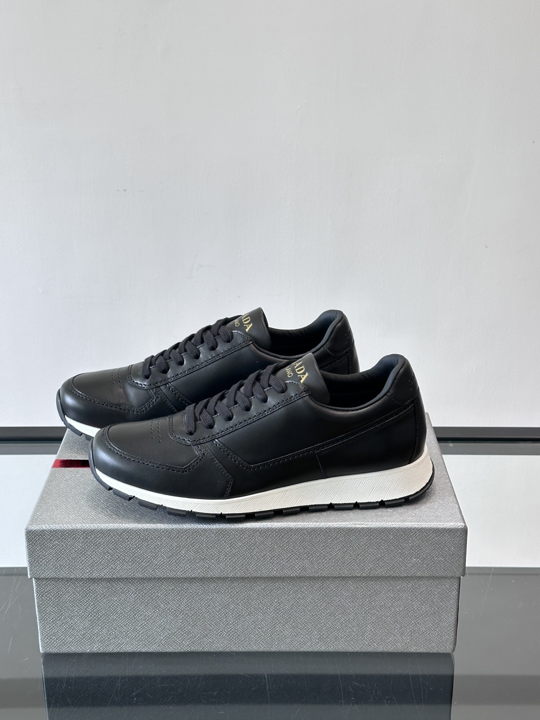 Prad*男士新款柔软皮革休闲运动鞋，这款运动鞋采用牛皮打造，皮质柔软细腻，纹理自然，提升透气性能，外侧