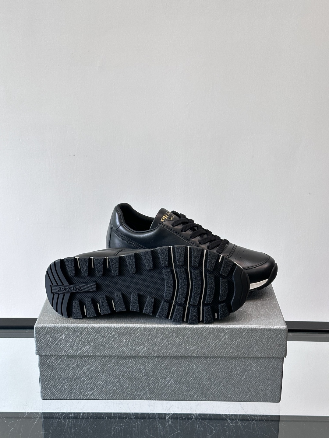 Prad*男士新款柔软皮革休闲运动鞋，这款运动鞋采用牛皮打造，皮质柔软细腻，纹理自然，提升透气性能，外侧