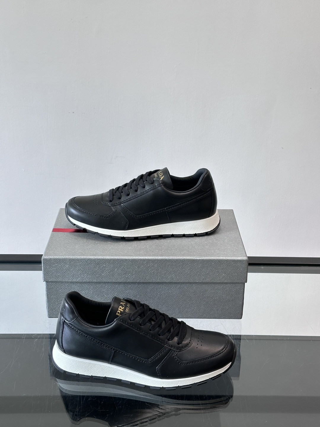 Prad*男士新款柔软皮革休闲运动鞋，这款运动鞋采用牛皮打造，皮质柔软细腻，纹理自然，提升透气性能，外侧