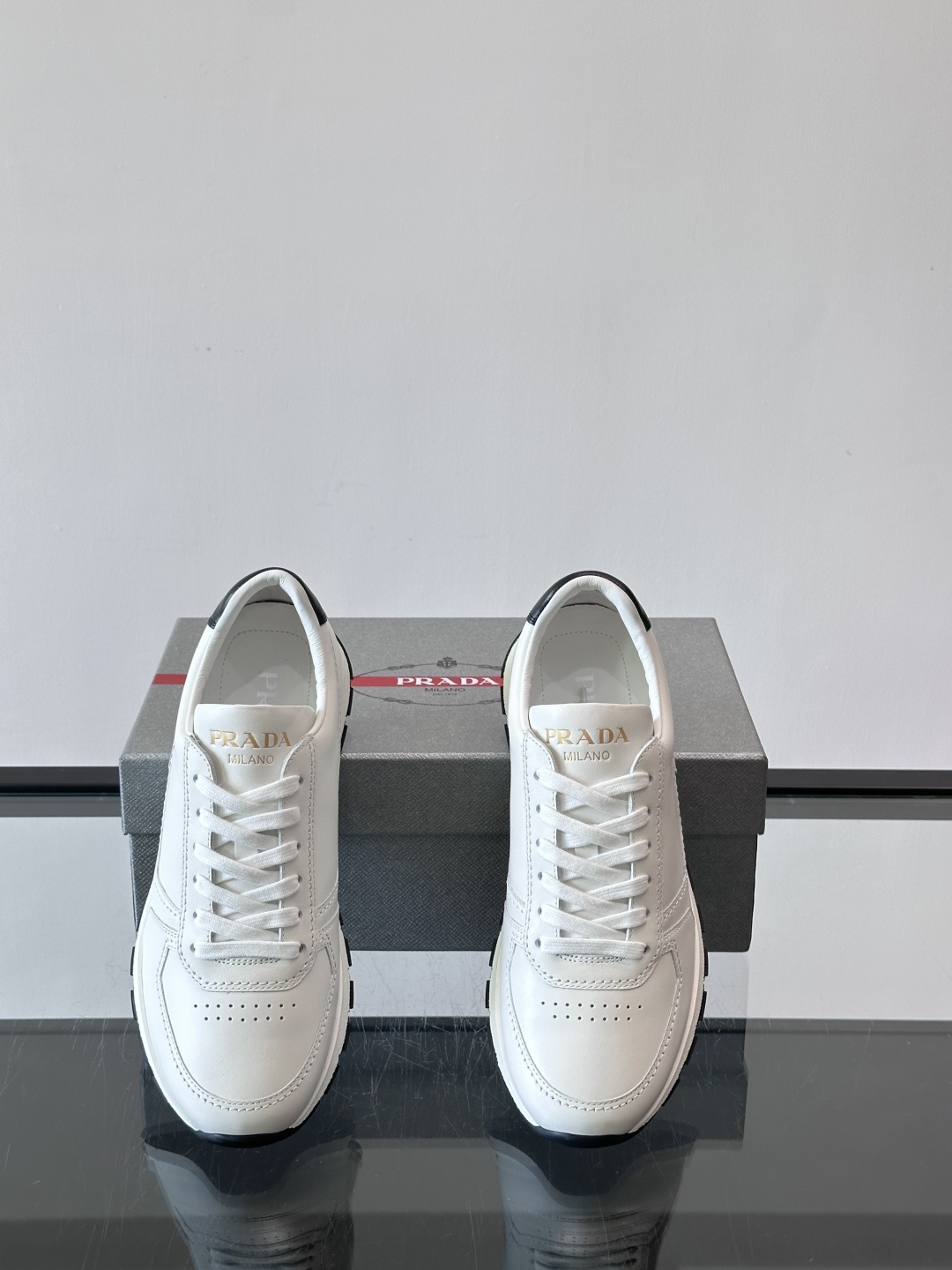 Prad*男士新款柔软皮革休闲运动鞋，这款运动鞋采用牛皮打造，皮质柔软细腻，纹理自然，提升透气性能，外侧