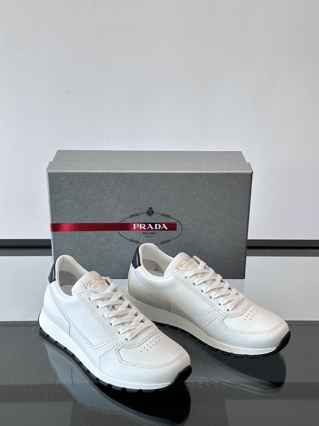 Prad*男士新款柔软皮革休闲运动鞋，这款运动鞋采用牛皮打造，皮质柔软细腻，纹理自然，提升透气性能，外侧