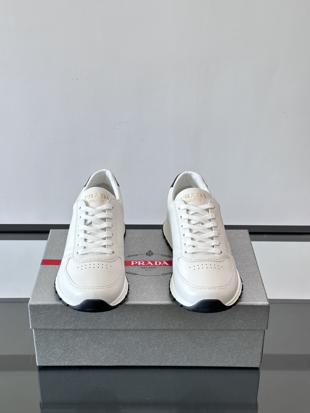 Prad*男士新款柔软皮革休闲运动鞋，这款运动鞋采用牛皮打造，皮质柔软细腻，纹理自然，提升透气性能，外侧