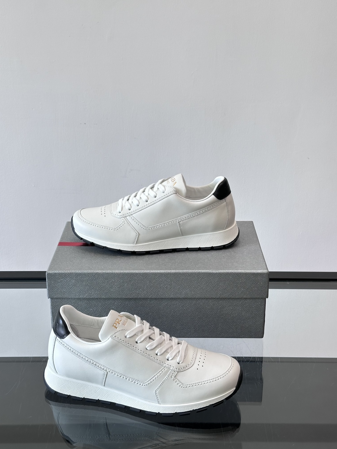 Prad*男士新款柔软皮革休闲运动鞋，这款运动鞋采用牛皮打造，皮质柔软细腻，纹理自然，提升透气性能，外侧