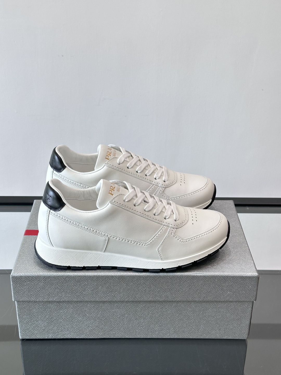 NO:558029,Prad* men's new soft leather casual sneakers. This sneaker is made of cowhide. The leather is soft and fine, with a natural texture, which improves breathability. The rubber triangle logo on the outside embellishes the body of the shoe. The tongue and heel are decorated with brand letter logo details. Ultra-light textured rubber thick soles, PRADA letter logo on the side, cowhide lining, comfortable on the foot, exquisite and versatile!  ,Size39-45,,prada,sneakers,cowhide19860909Prad*男士新款柔软皮革休闲运动鞋,这款运动鞋采用牛皮打造,皮质柔软细腻,纹理自然,提升透气性能,外侧橡胶三角形徽标点缀鞋身,鞋舌及后跟饰以品牌字母logo细节,超轻质纹橡胶厚底,侧面配有PRADA字母徽标,牛皮内里,脚感舒适,精致百搭！ ,Size39-45,,prada,sneakers,cowhide,Men's shoes