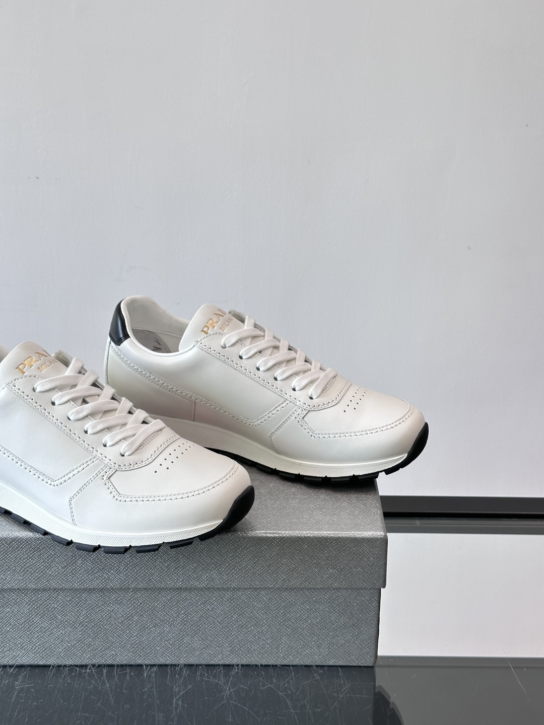 Prad*男士新款柔软皮革休闲运动鞋，这款运动鞋采用牛皮打造，皮质柔软细腻，纹理自然，提升透气性能，外侧