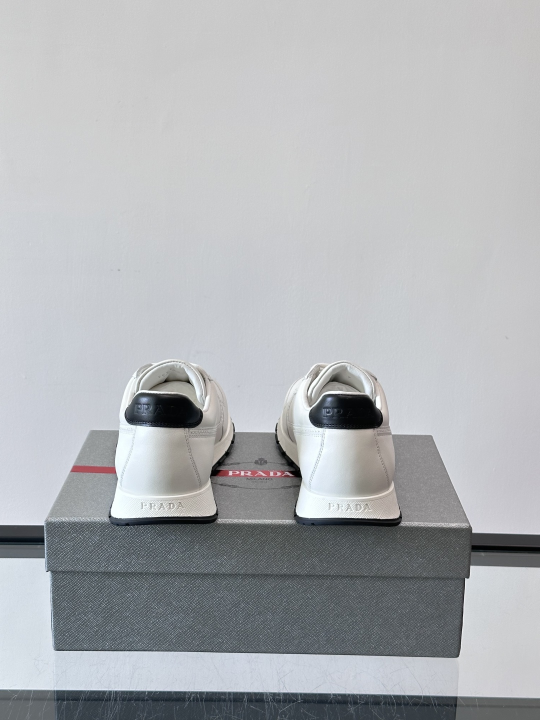 Prad*男士新款柔软皮革休闲运动鞋，这款运动鞋采用牛皮打造，皮质柔软细腻，纹理自然，提升透气性能，外侧