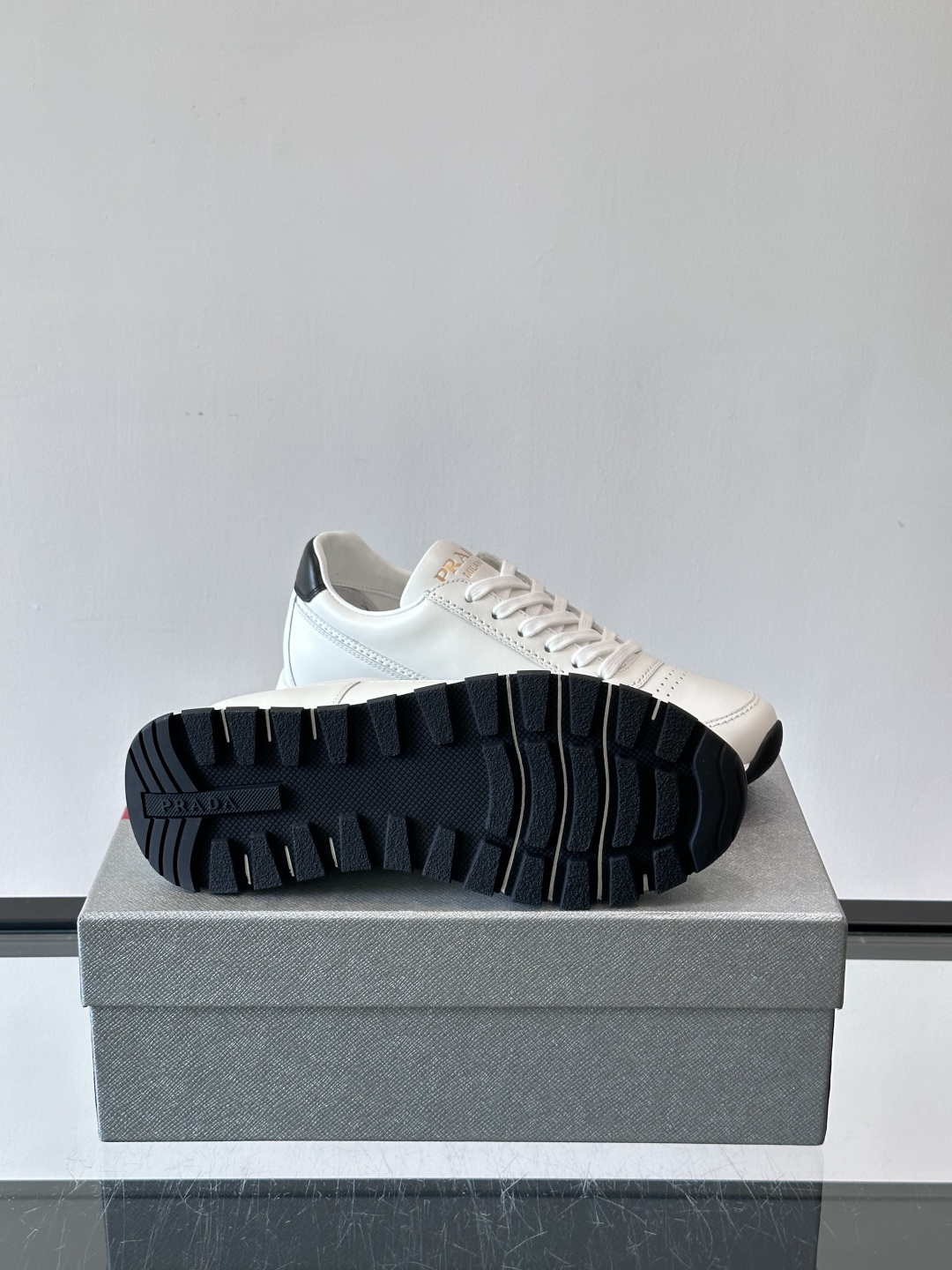 Prad*男士新款柔软皮革休闲运动鞋，这款运动鞋采用牛皮打造，皮质柔软细腻，纹理自然，提升透气性能，外侧