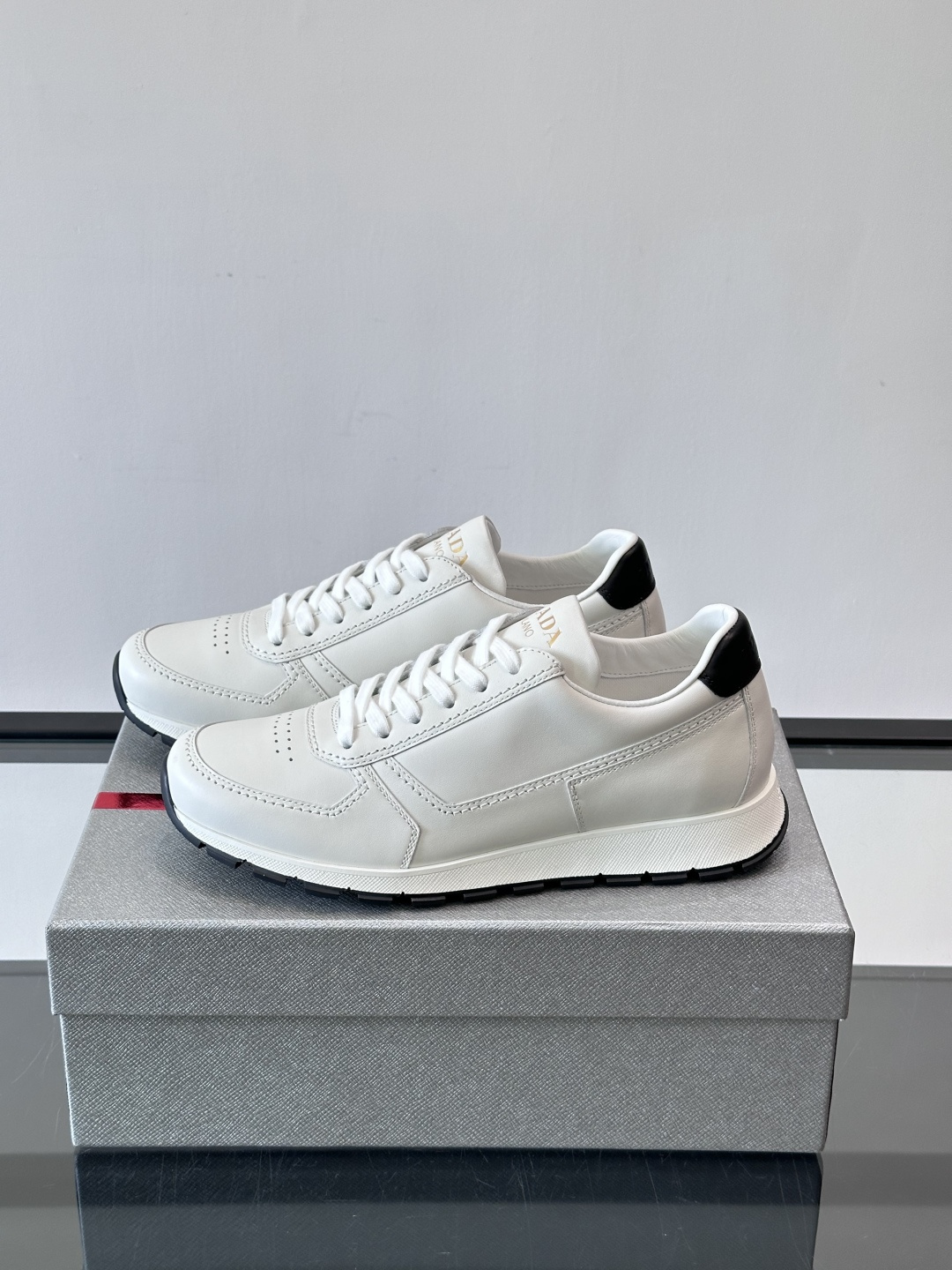 Prad*男士新款柔软皮革休闲运动鞋，这款运动鞋采用牛皮打造，皮质柔软细腻，纹理自然，提升透气性能，外侧