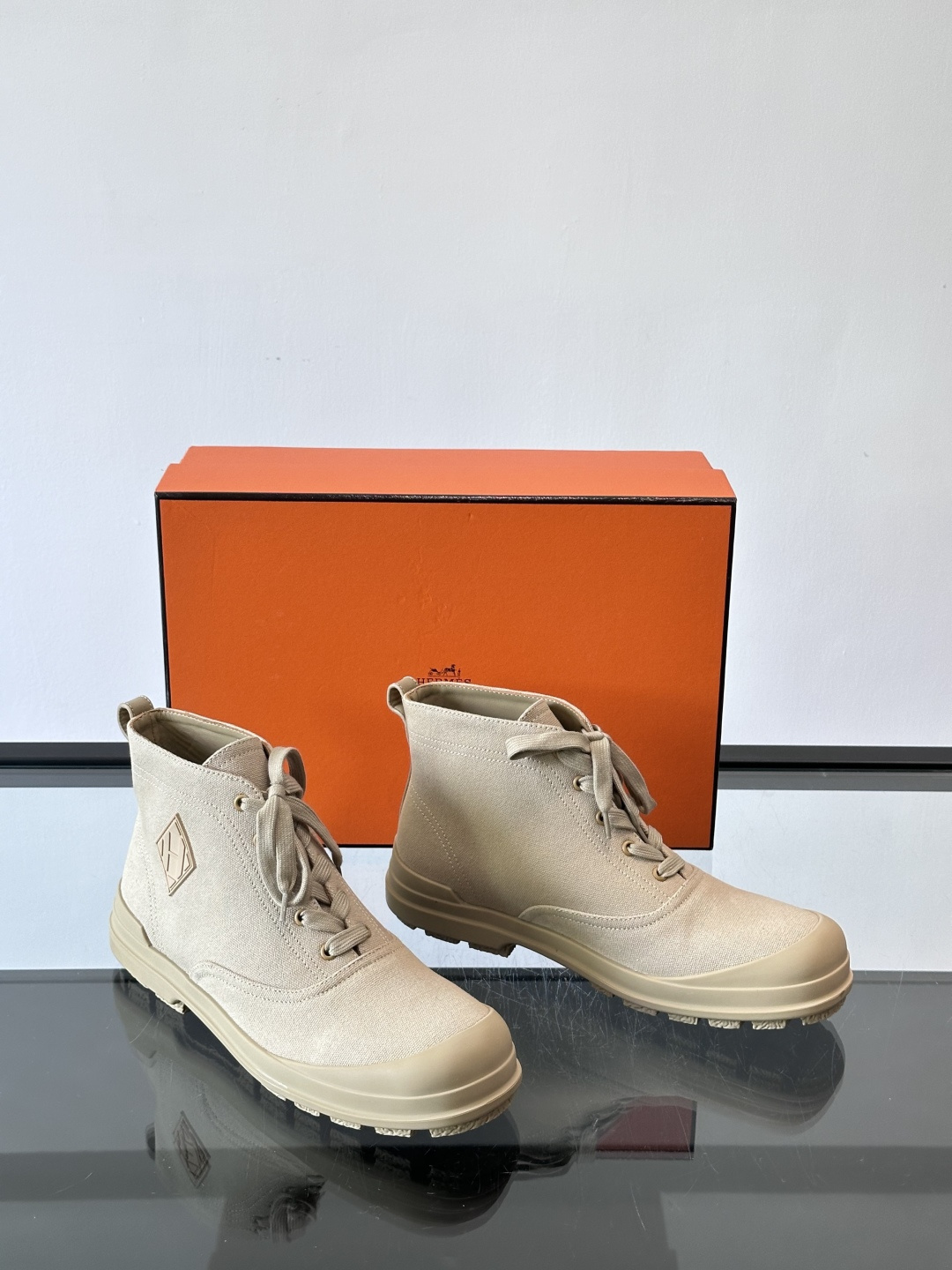 Hermès H Boot 短靴​​👞爱马仕H Boot短靴，采用优质小牛皮，米色+浅棕拼接，低调奢华。