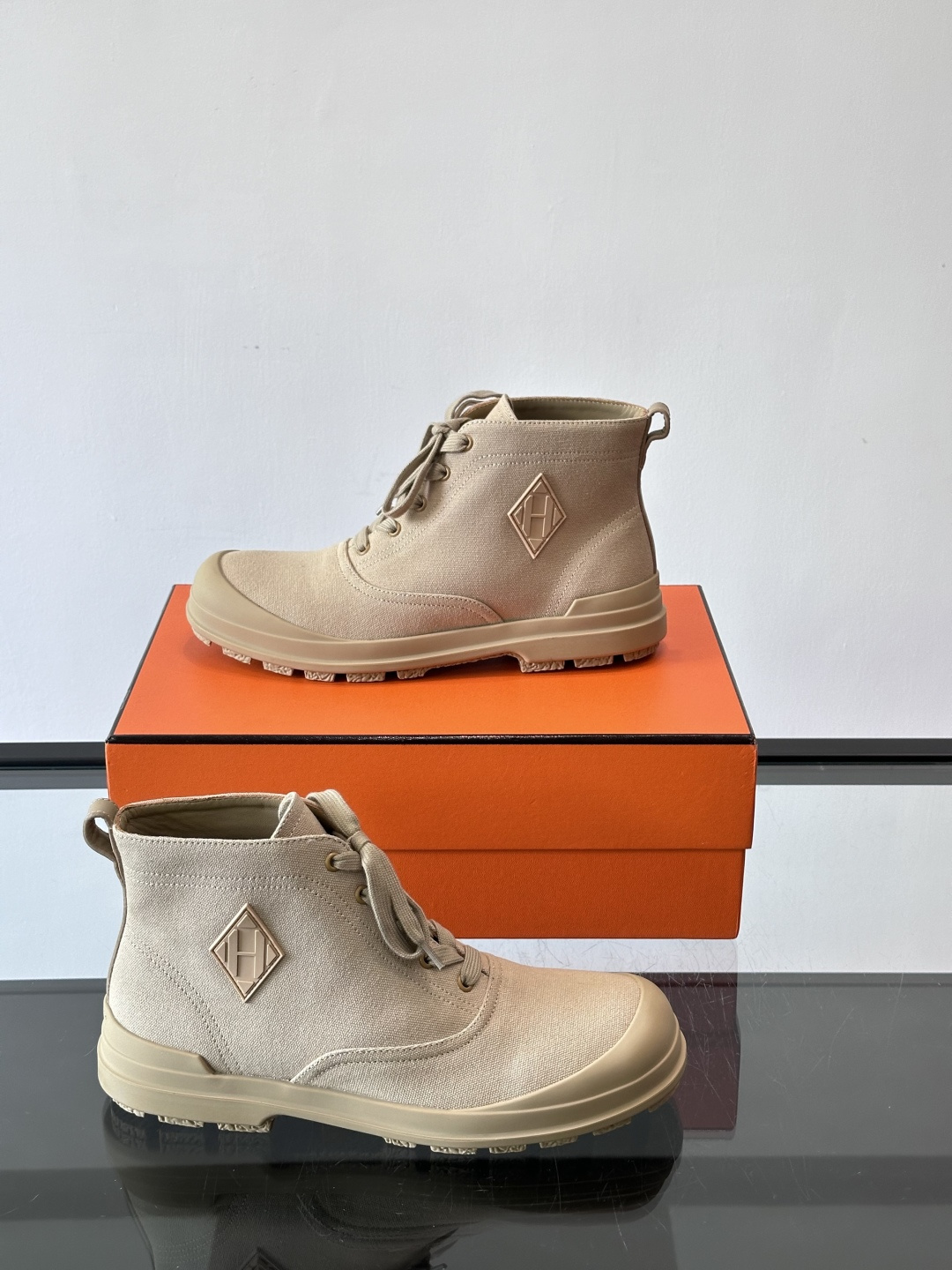 Hermès H Boot 短靴​​👞爱马仕H Boot短靴，采用优质小牛皮，米色+浅棕拼接，低调奢华。