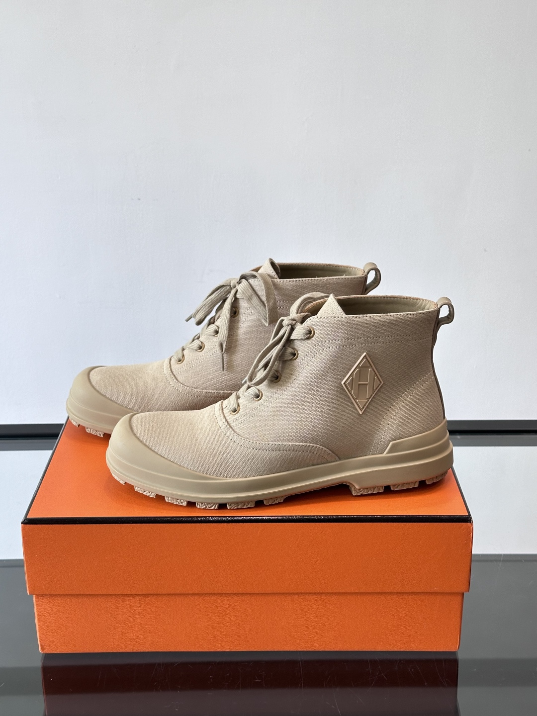 Hermès H Boot 短靴​​👞爱马仕H Boot短靴，采用优质小牛皮，米色+浅棕拼接，低调奢华。