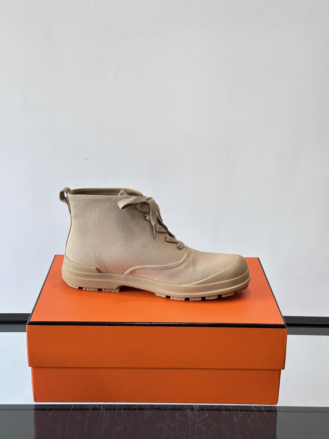 Hermès H Boot 短靴​​👞爱马仕H Boot短靴，采用优质小牛皮，米色+浅棕拼接，低调奢华。