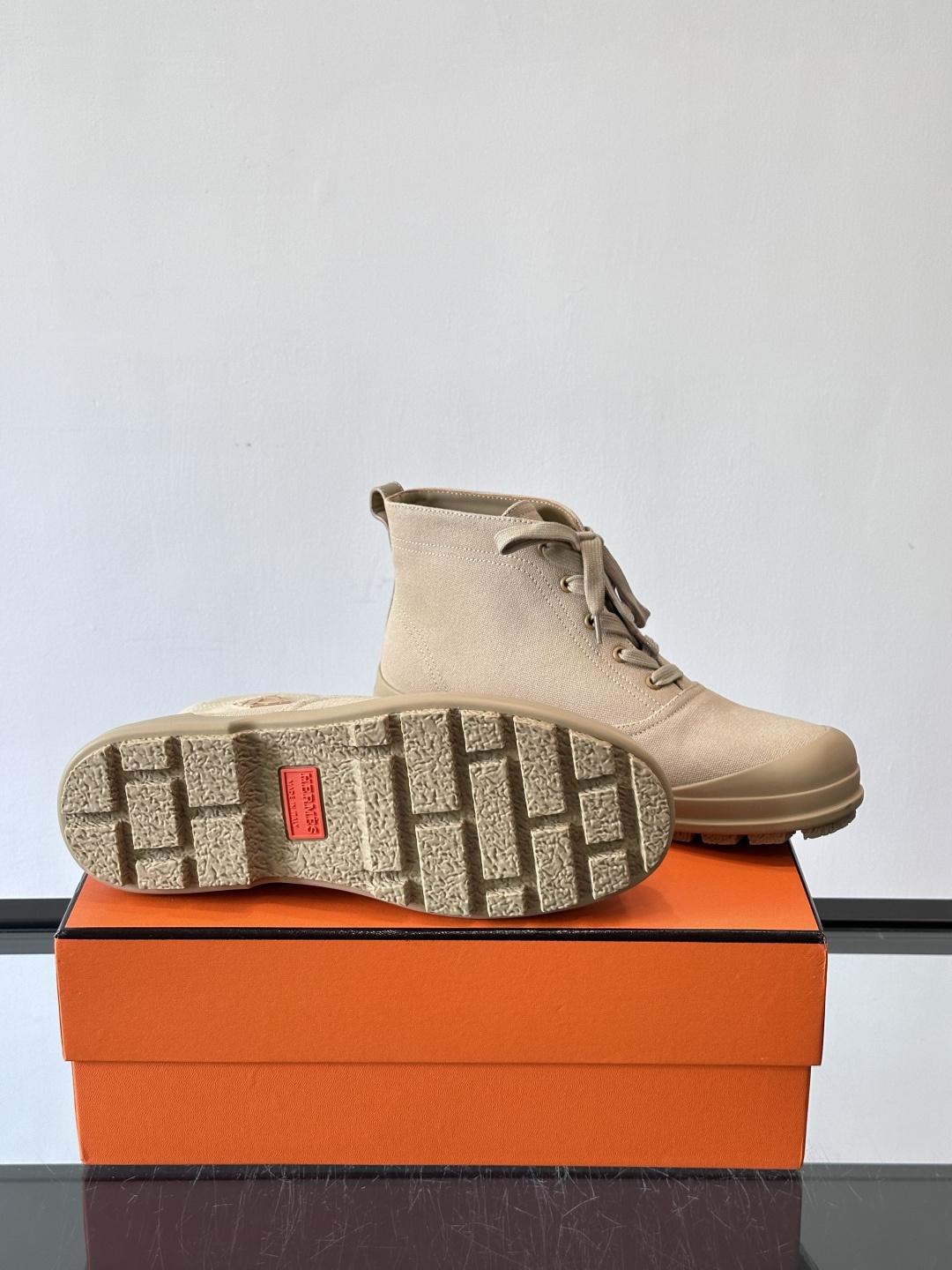 Hermès H Boot 短靴​​👞爱马仕H Boot短靴，采用优质小牛皮，米色+浅棕拼接，低调奢华。