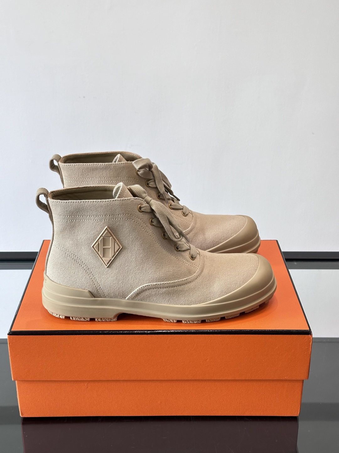 Hermès H Boot 短靴​​👞爱马仕H Boot短靴，采用优质小牛皮，米色+浅棕拼接，低调奢华。
