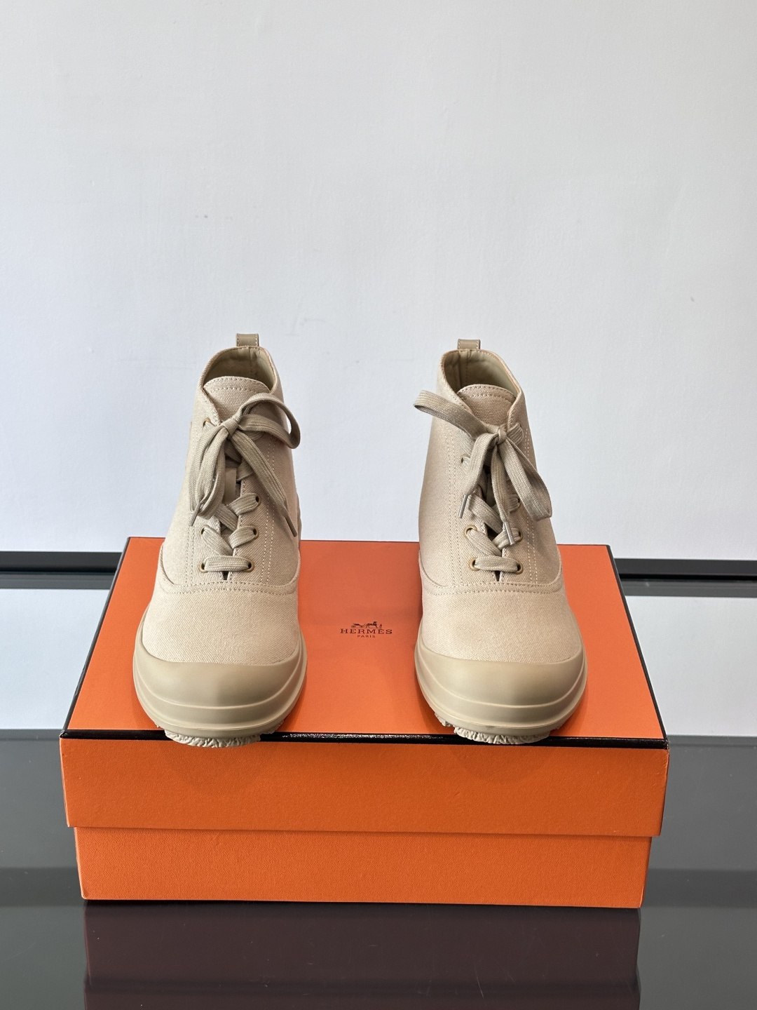 Hermès H Boot 短靴​​👞爱马仕H Boot短靴，采用优质小牛皮，米色+浅棕拼接，低调奢华。