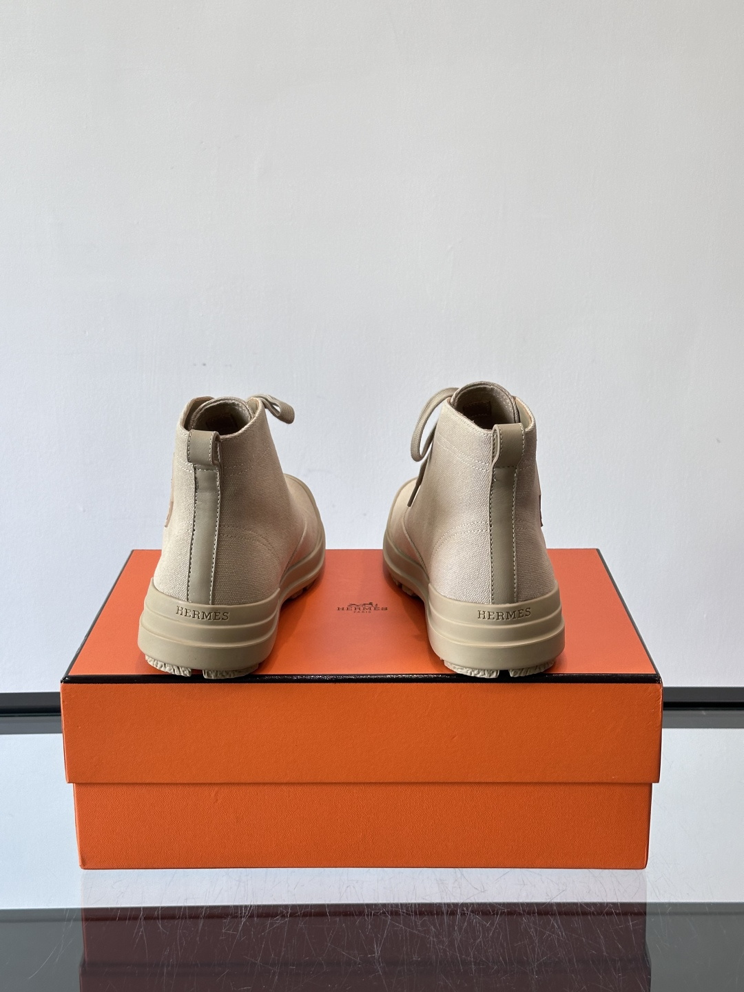 Hermès H Boot 短靴​​👞爱马仕H Boot短靴，采用优质小牛皮，米色+浅棕拼接，低调奢华。