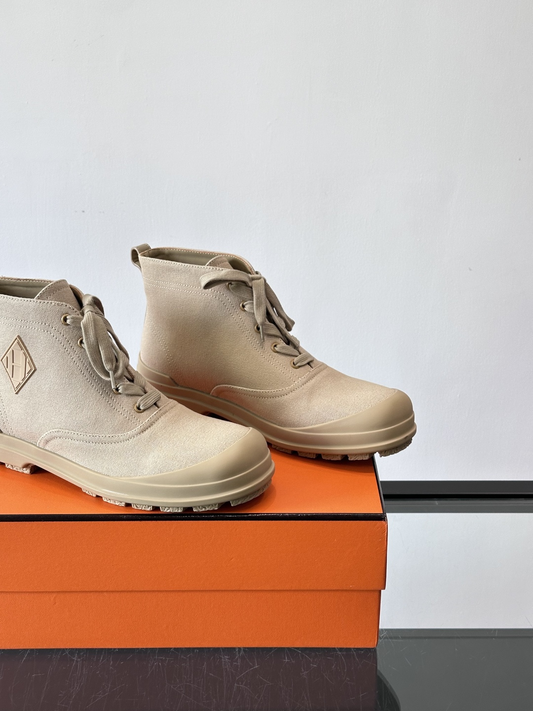 Hermès H Boot 短靴​​👞爱马仕H Boot短靴，采用优质小牛皮，米色+浅棕拼接，低调奢华。