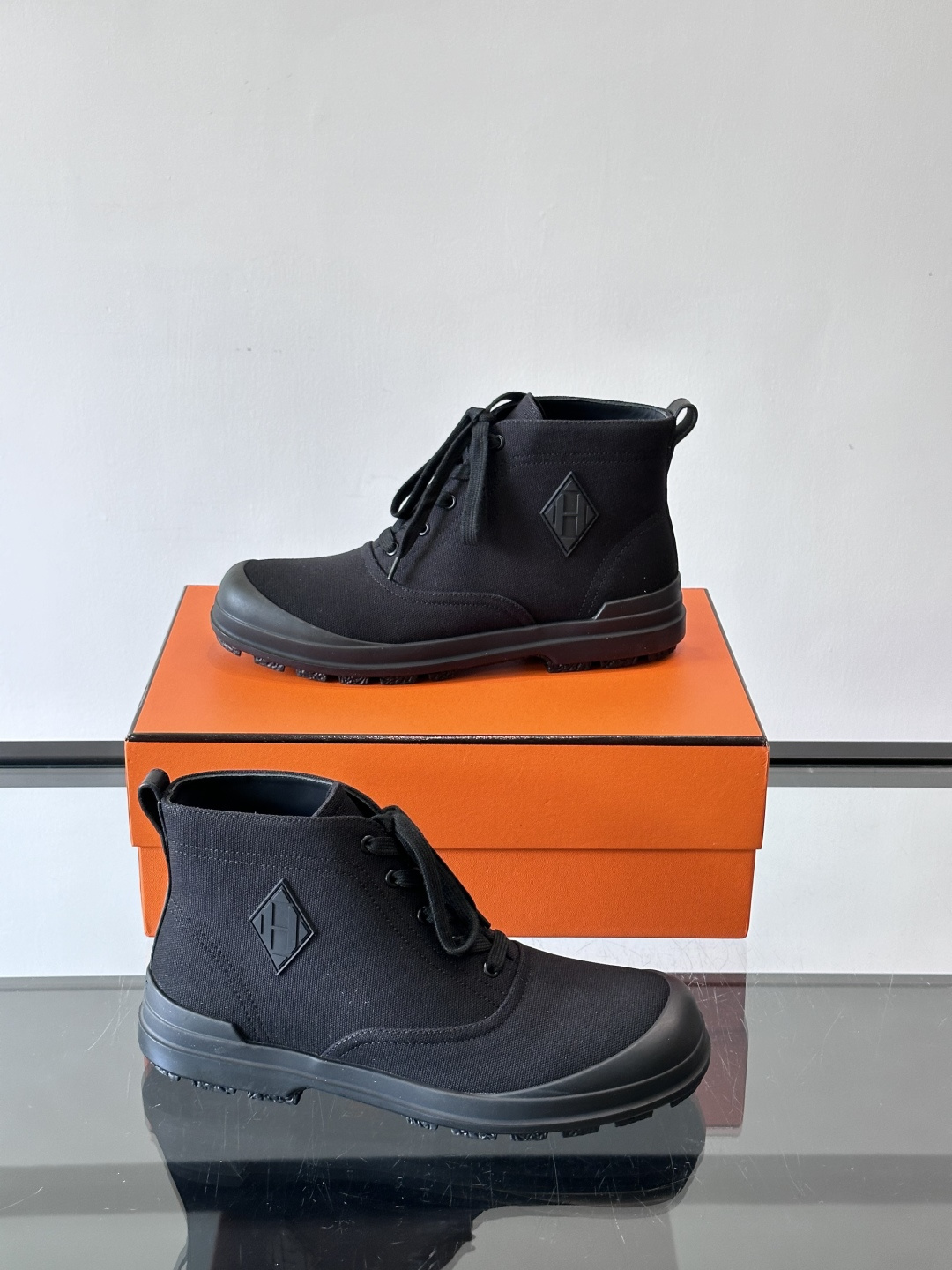 Hermès H Boot 短靴​​👞爱马仕H Boot短靴，采用优质小牛皮，米色+浅棕拼接，低调奢华。
