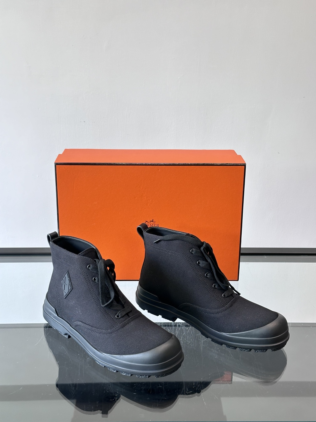Hermès H Boot 短靴​​👞爱马仕H Boot短靴，采用优质小牛皮，米色+浅棕拼接，低调奢华。