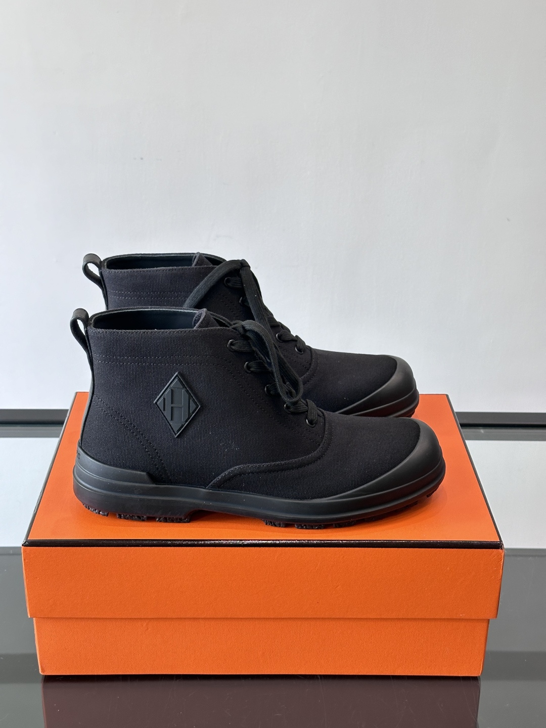 Hermès H Boot 短靴​​👞爱马仕H Boot短靴，采用优质小牛皮，米色+浅棕拼接，低调奢华。