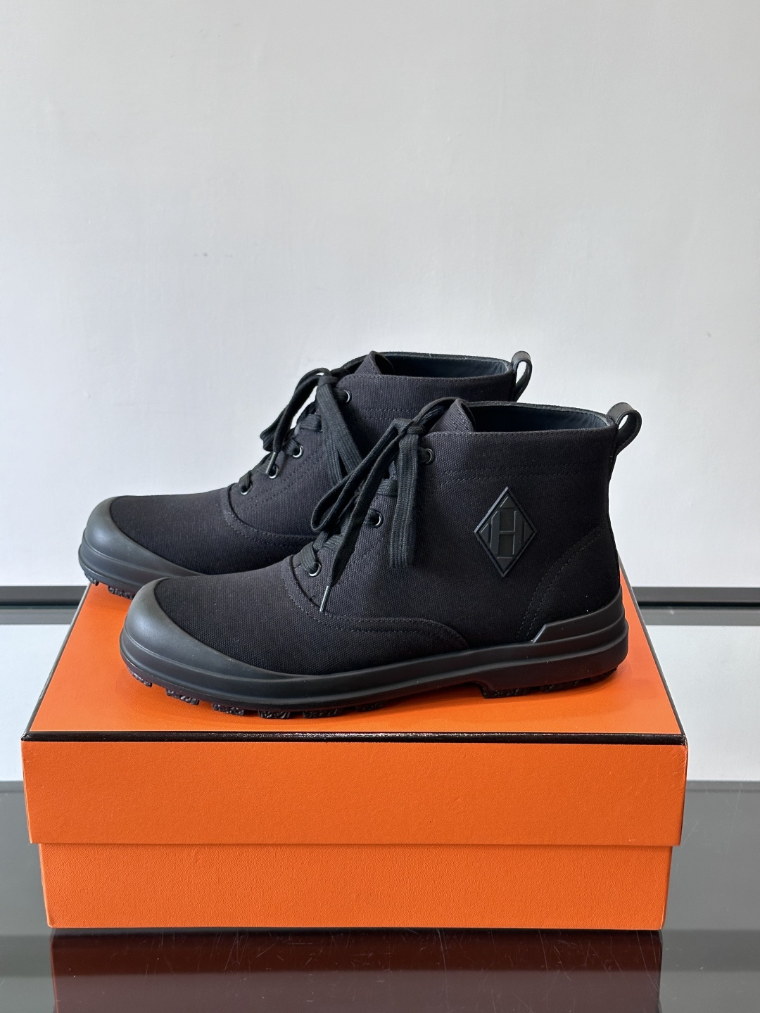Hermès H Boot 短靴​​👞爱马仕H Boot短靴，采用优质小牛皮，米色+浅棕拼接，低调奢华。