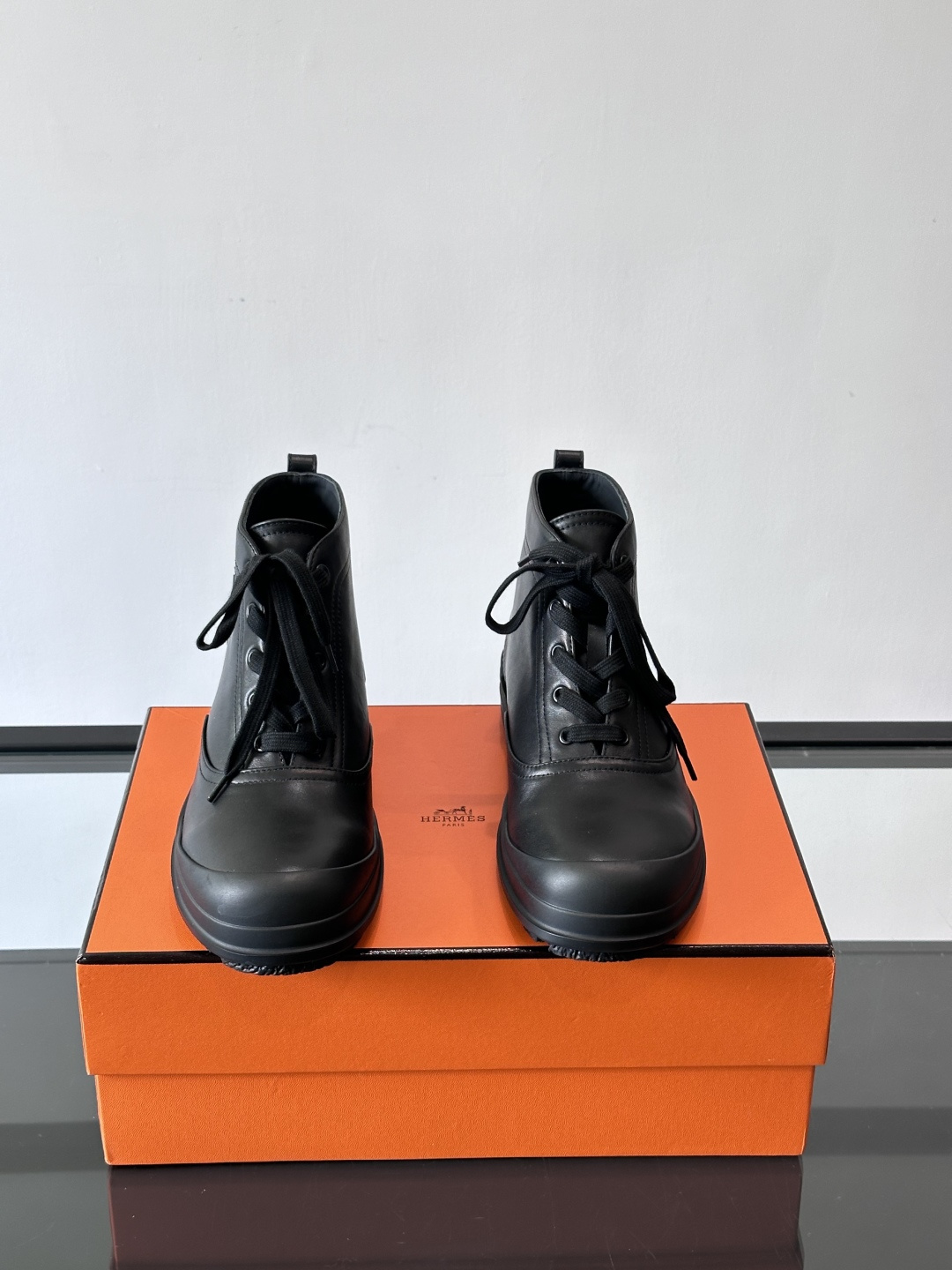 H爱马仕White H Boots，选用优质牛皮革，鞋面简约大方，侧面有经典“H”菱形标志，低调又奢华✨