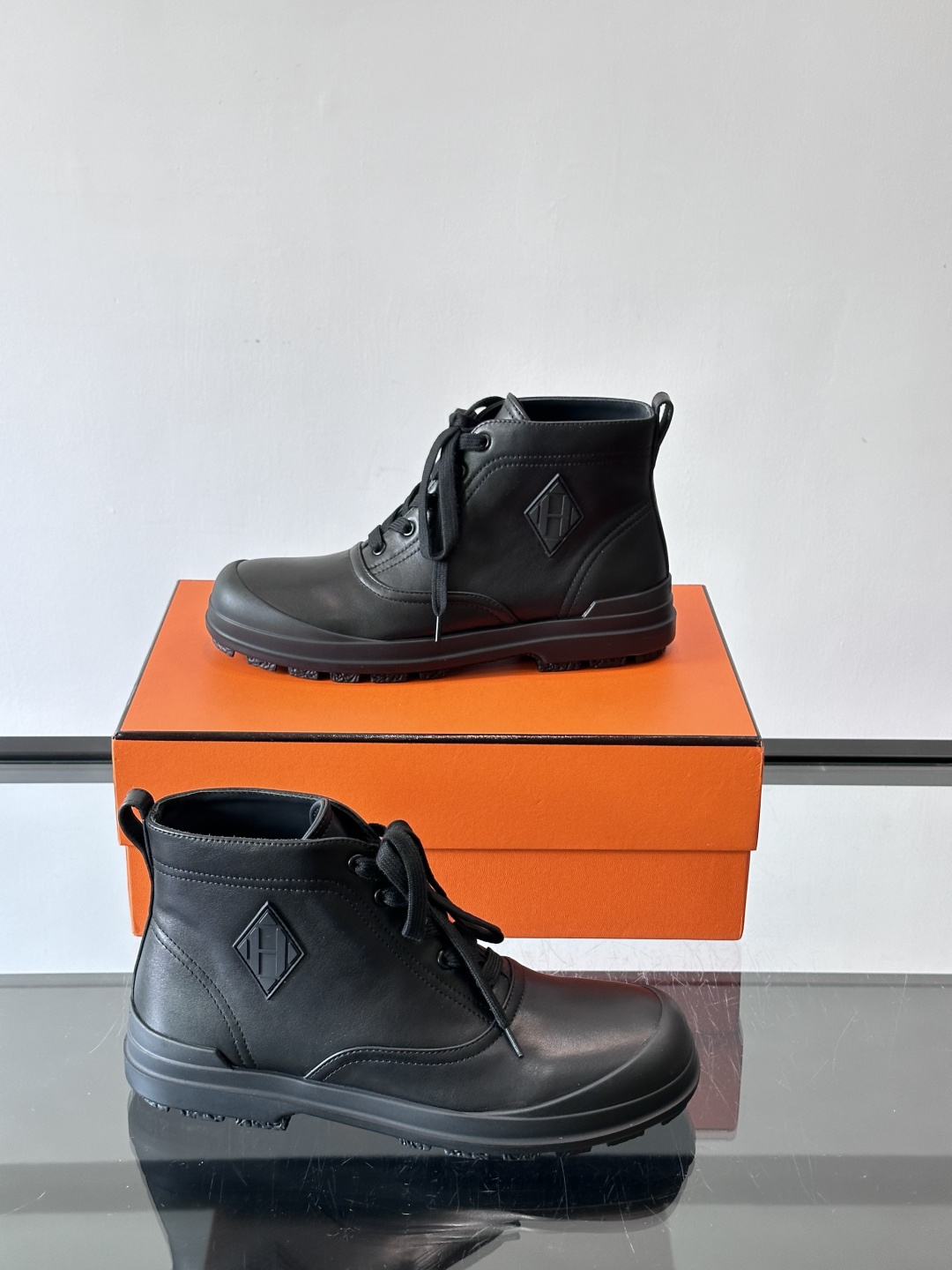 H爱马仕White H Boots，选用优质牛皮革，鞋面简约大方，侧面有经典“H”菱形标志，低调又奢华✨