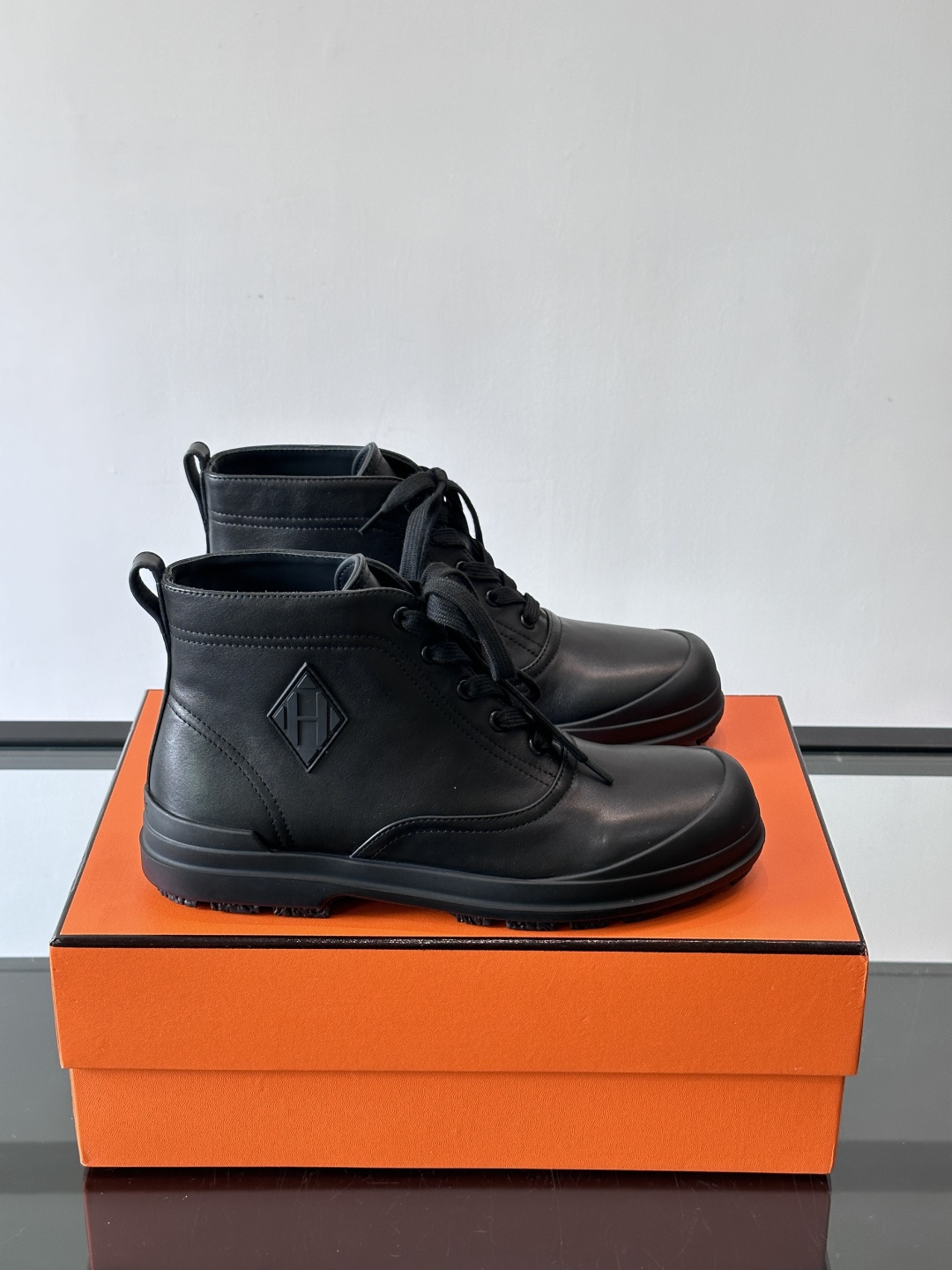 H爱马仕White H Boots，选用优质牛皮革，鞋面简约大方，侧面有经典“H”菱形标志，低调又奢华✨