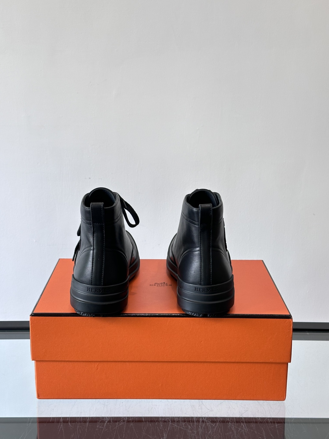 H爱马仕White H Boots，选用优质牛皮革，鞋面简约大方，侧面有经典“H”菱形标志，低调又奢华✨