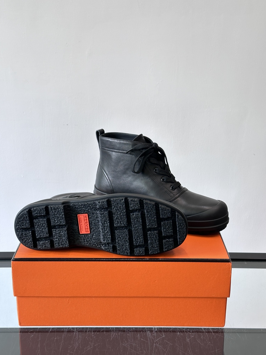 H爱马仕White H Boots，选用优质牛皮革，鞋面简约大方，侧面有经典“H”菱形标志，低调又奢华✨