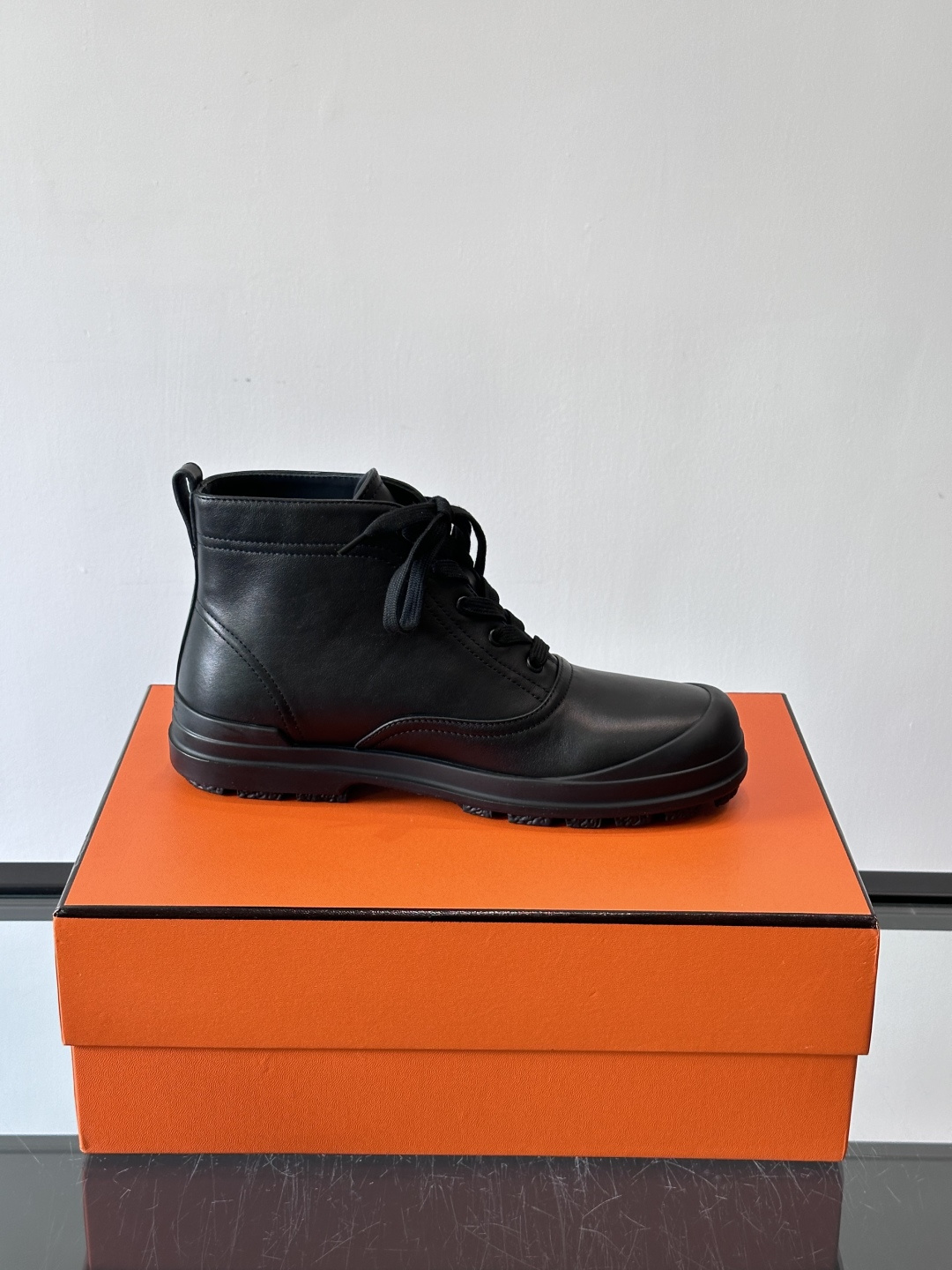 H爱马仕White H Boots，选用优质牛皮革，鞋面简约大方，侧面有经典“H”菱形标志，低调又奢华✨