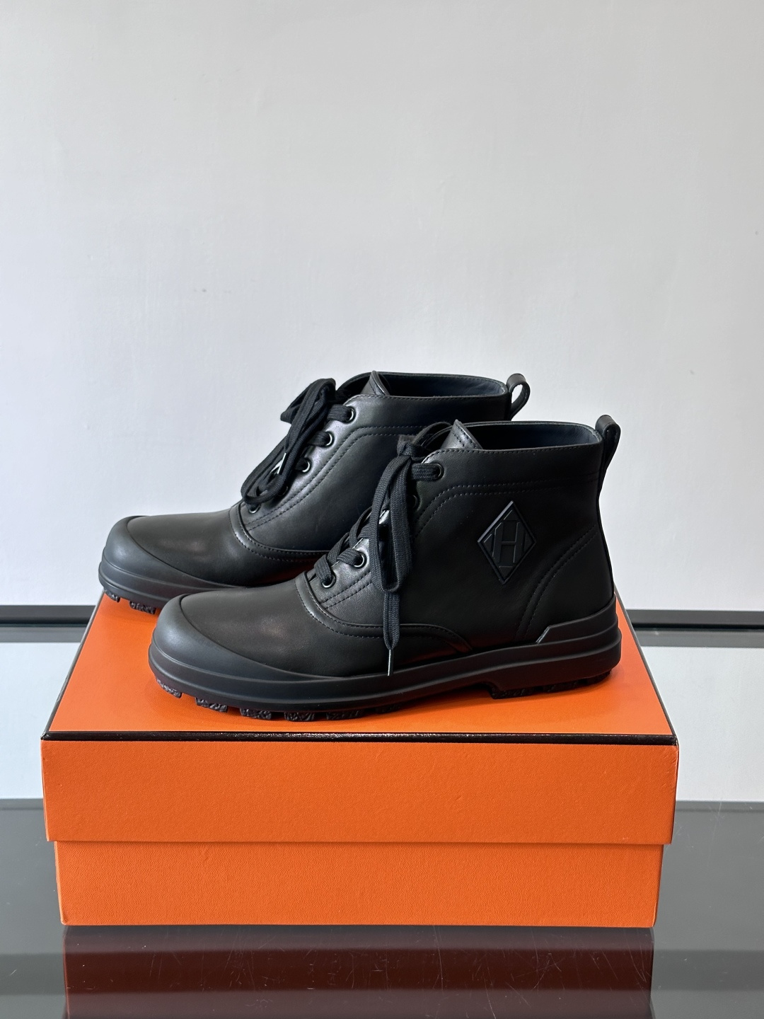 H爱马仕White H Boots，选用优质牛皮革，鞋面简约大方，侧面有经典“H”菱形标志，低调又奢华✨