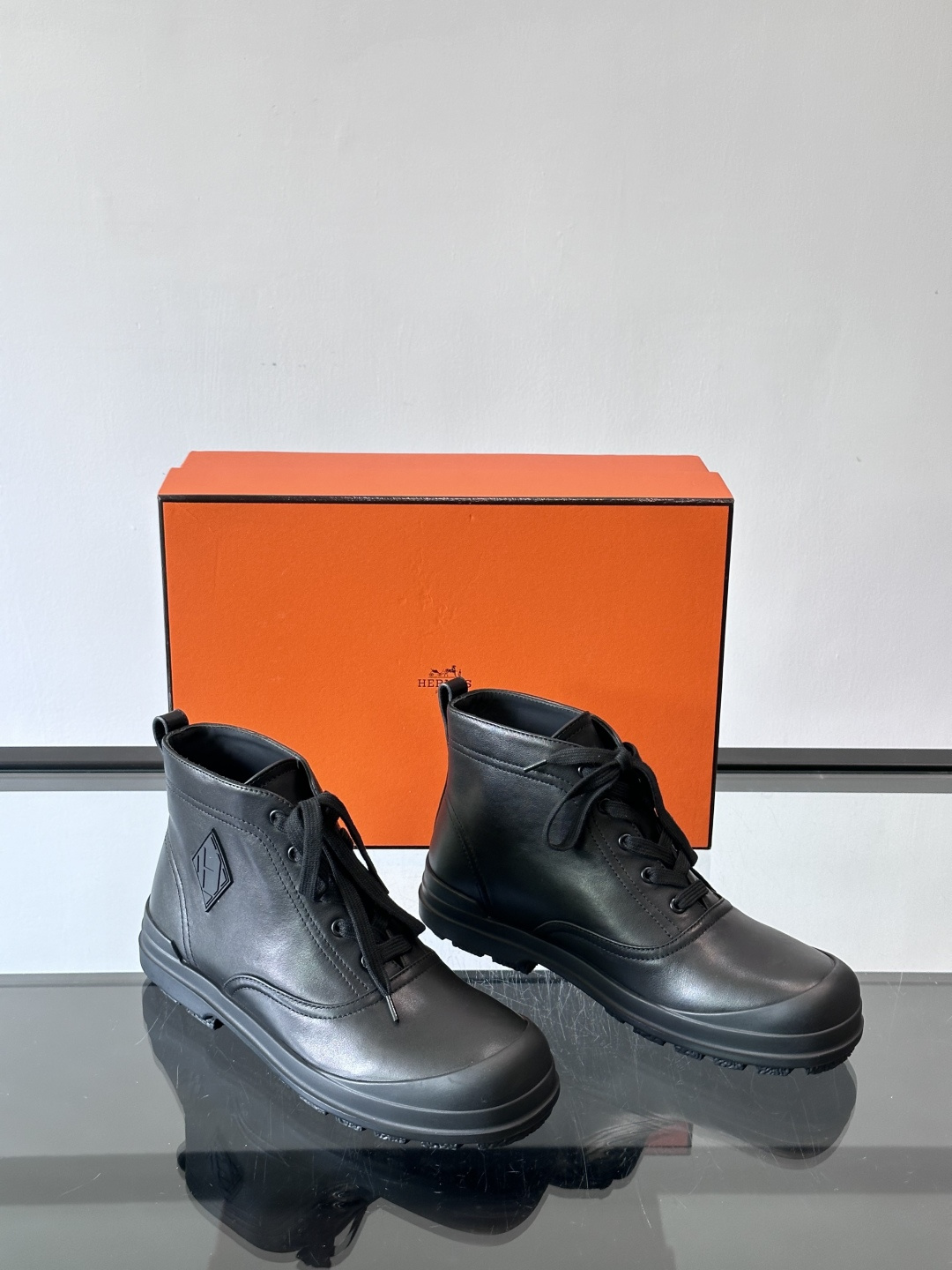 H爱马仕White H Boots，选用优质牛皮革，鞋面简约大方，侧面有经典“H”菱形标志，低调又奢华✨