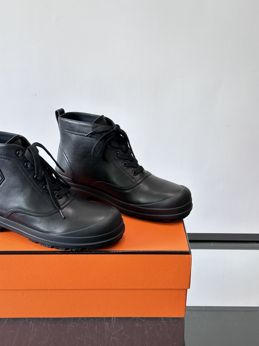 H爱马仕White H Boots，选用优质牛皮革，鞋面简约大方，侧面有经典“H”菱形标志，低调又奢华✨